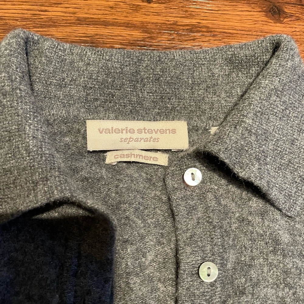 Valerie Steven’s Soft Grey 100% Cashmere Button-Up Cardigan - Picture 2 of 6